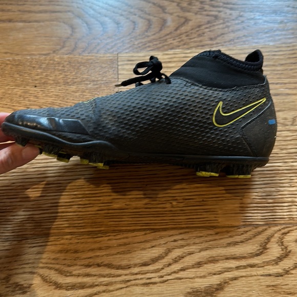 Nike Phantom Soccer Cleats - Picture 4 of 9